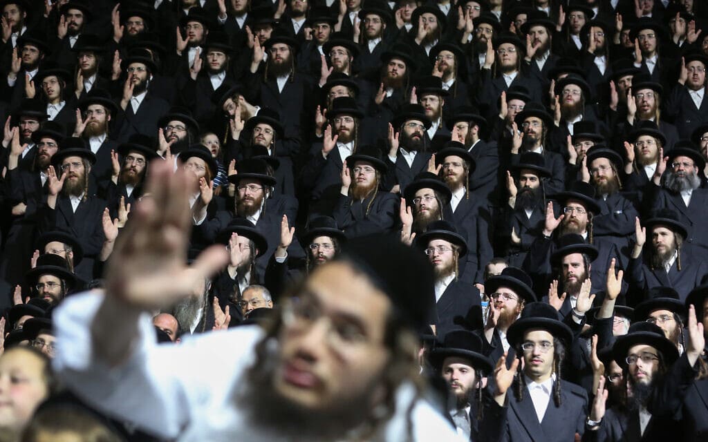 מתפללים נערכים להילולא במירון (צילום: משה כהן, פלאש 90) מתפללים נערכים להילולא במירון (צילום: משה כהן, פלאש 90)