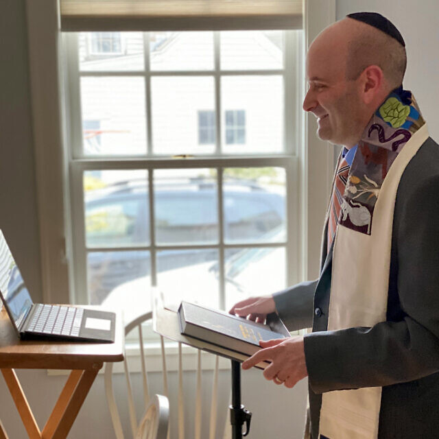 אילוסטרציה: הרב דני בוקרמן מנהל תפילה באמצעות זום מביתו (צילום: באדיבות המצולם)