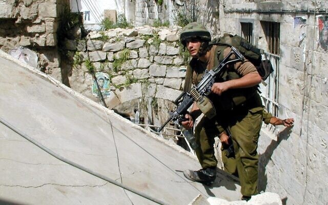 מבצע "חומת מגן" להריסת תשתיות הטרור ברשות הפלשתינית על ידי כוחות צה"ל בג'נין. בצילום, חיילי צה"ל בפעילות מבצעית בג'נין, 9 באפריל 2002 (צילום: דובר צה"ל)
