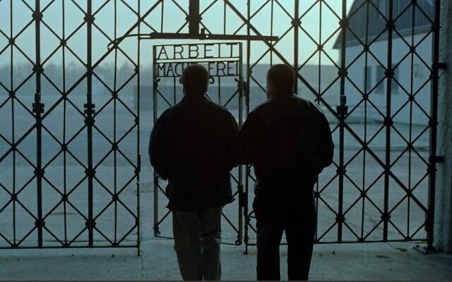 ביל בש חוזר עם בנו מרטין למחנה הריכוז דכאו בגרמניה במסגרת הצילומים לסרט &quot;הימים האחרונים&quot;