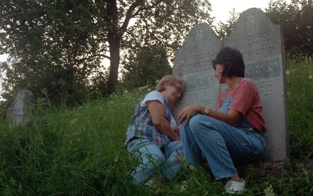 איירין זיסבלט פוקדת את קברם של סבה ושל סבתה, יחד עם בתה רובין, בסרט &quot;הימים האחרונים&quot;