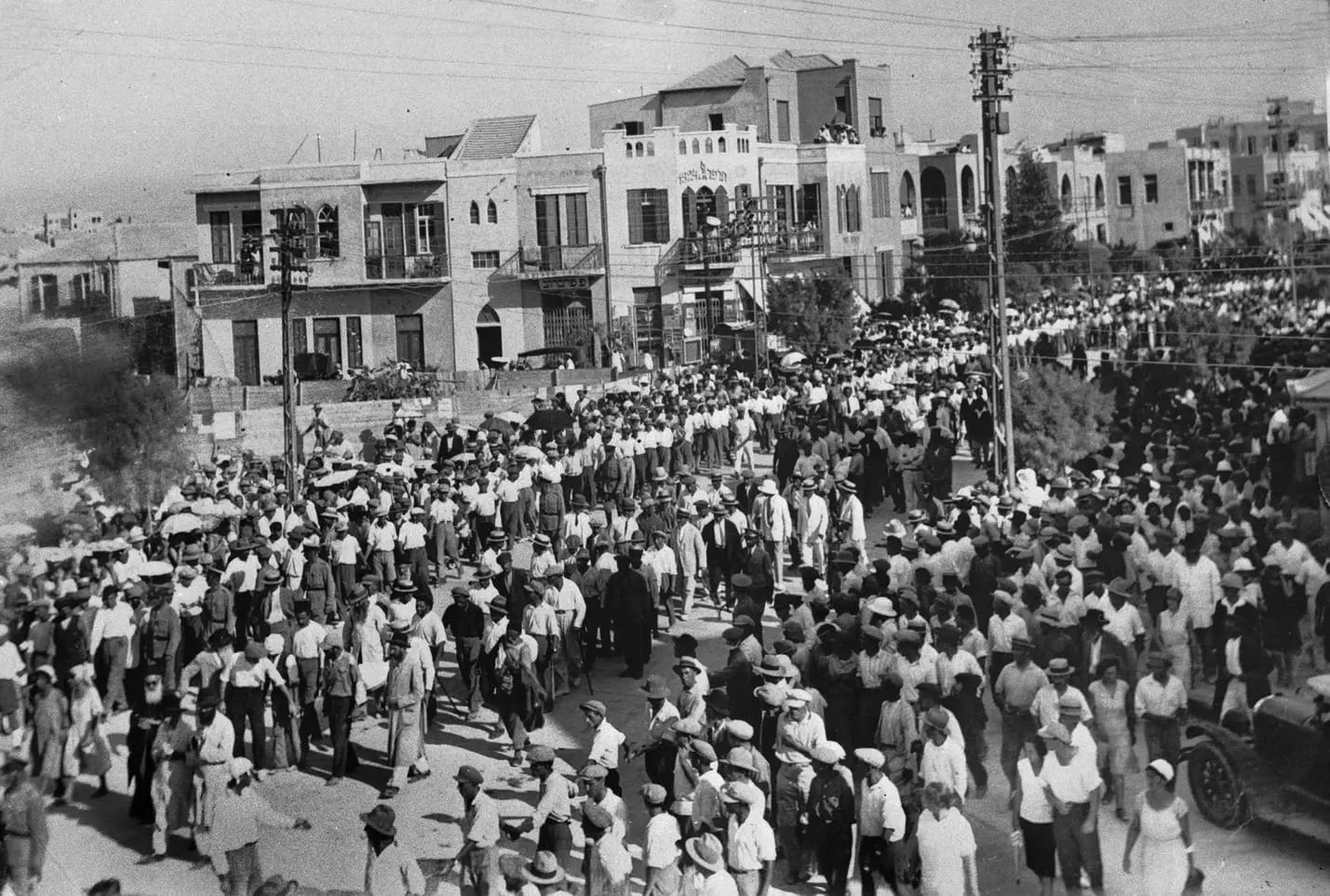 הלוויית הרוגי פרעות תרפ&quot;ט בתל אביב, 1929 (צילום: הארכיון הציוני)