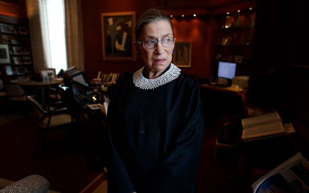 רות ביידר גינזבורג בלשכתה בבית המשפט העליון בארצות הברית, יולי 2013 (צילום: AP Photo/Charles Dharapak)