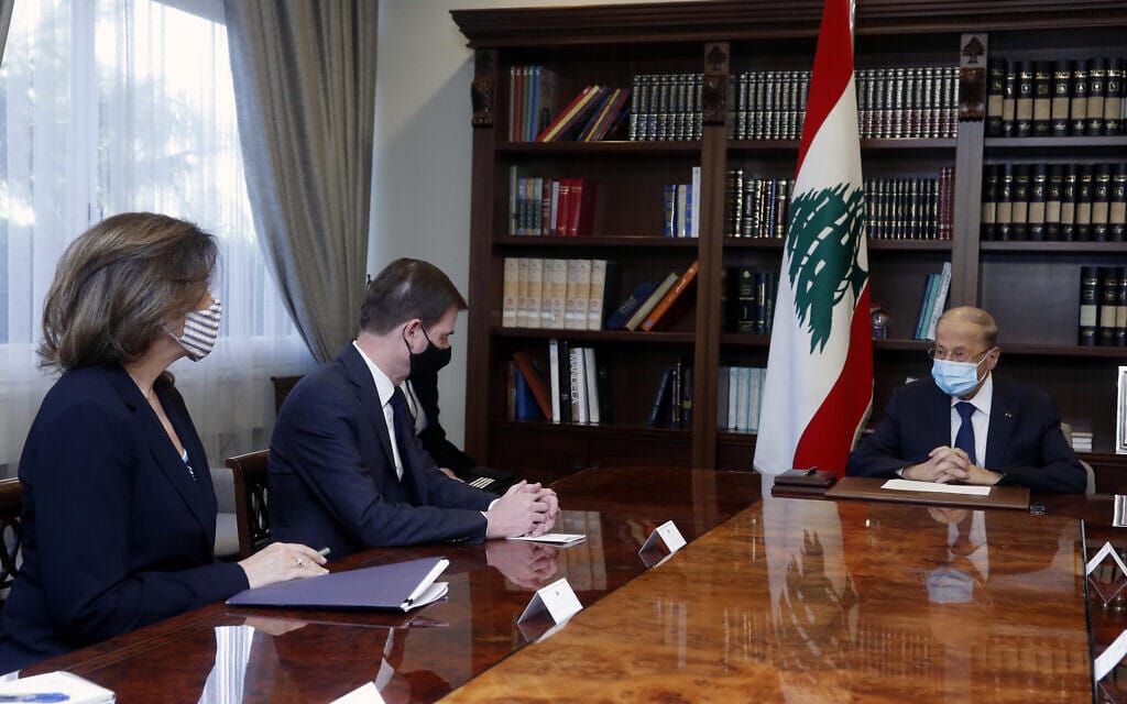 נשיא לבנון מישל אעון עם תת מזכיר המדינה לעניינים פוליטיים דיויד הייל ושגרירת ארה"ב ללבנון דורותי שיה, אפריל 2021 (צילום: Dalati Nohra/Lebanese Official Government via AP)