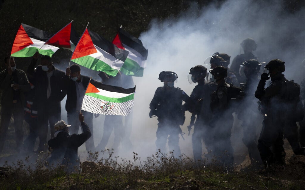 כוחות מג"ב מתנגשים עם מפגינים פלסטינים ליד ההתנחלות סלפית, 3 בדצמבר 2020 (צילום: AP Photo/Majdi Mohammed)