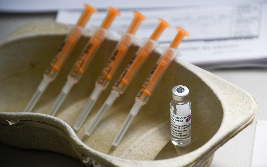 בקבוקון החיסון של אסטרהזניקה, המספק חמש מנות חיסון נגד קורונה (צילום: AP Photo/Alberto Pezzali)
