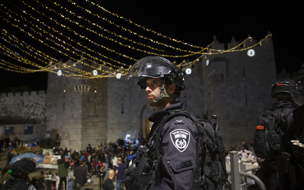 שוטר מג"ב ברחבת שער שכם בעיר העתיקה בירושלים 7 במאי 2021 (צילום: AP Photo/Maya Alleruzzo)