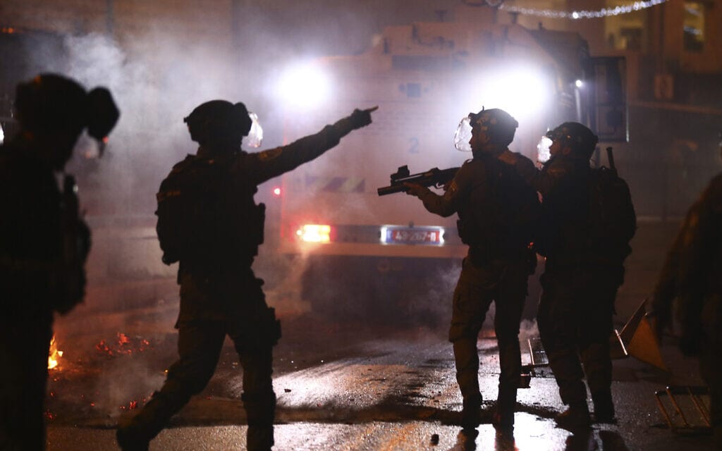 שוטרי משמר הגבול יורים רימוני הלם לעבר מתפרעים פלסטינים במהומות ליד שער שכם, 8 במאי 2021 (צילום: AP Photo/Oded Balilty)