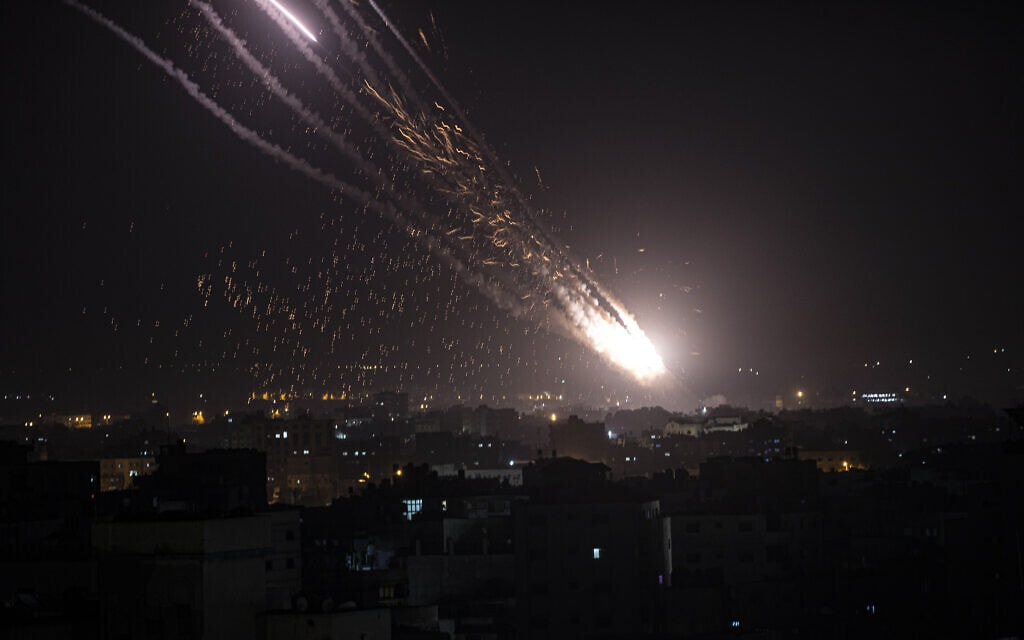 ירי רקטות מרצועת עזה לעבר ישראל, 10 במאי 2021 (צילום: AP Photo/Khalil Hamra)