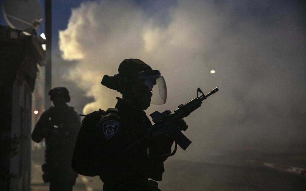 כוחות מג"ב בלוד, 11 במאי 2021 (צילום: AP Photo/Heidi Levine)