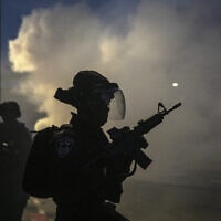 כוחות מג"ב בלוד, 11 במאי 2021 (צילום: AP Photo/Heidi Levine)