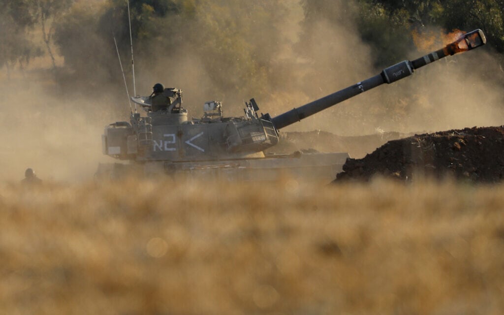 כוח של צה"ל יורה לרצועת עזה, 13 במאי 2021 (צילום: Ariel Schalit, AP) כוח של צה"ל יורה לרצועת עזה, 13 במאי 2021 (צילום: Ariel Schalit, AP)