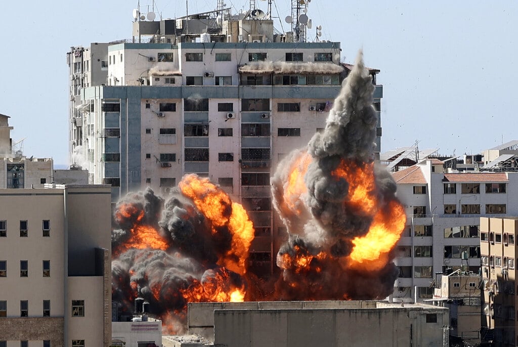 צה״ל הורס את בניין אל-ג&#039;לאא בעזה בהפצצה ביום השישי של מבצע ״שומר החומות״. 11.5.2021 (צילום: Mahmud Hams /Pool Photo via AP)