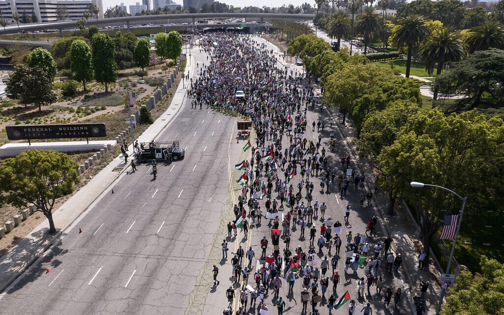 אלפי מפגינים נגד ישראל ובתמיכה בפלסטינים בלוס אנג&#039;לס, 15 במאי 2021 (צילום: AP Photo/Ringo H.W. Chiu)