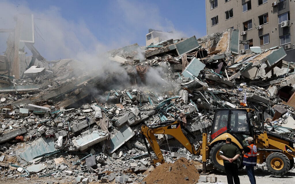 הריסות בניין אל-ג'לאא ברצועת עזה שהופצץ בידי צה"ל, 16 במאי 2021 (צילום: Adel Hana, AP) הריסות בניין אל-ג'לאא ברצועת עזה שהופצץ בידי צה"ל, 16 במאי 2021 (צילום: Adel Hana, AP)