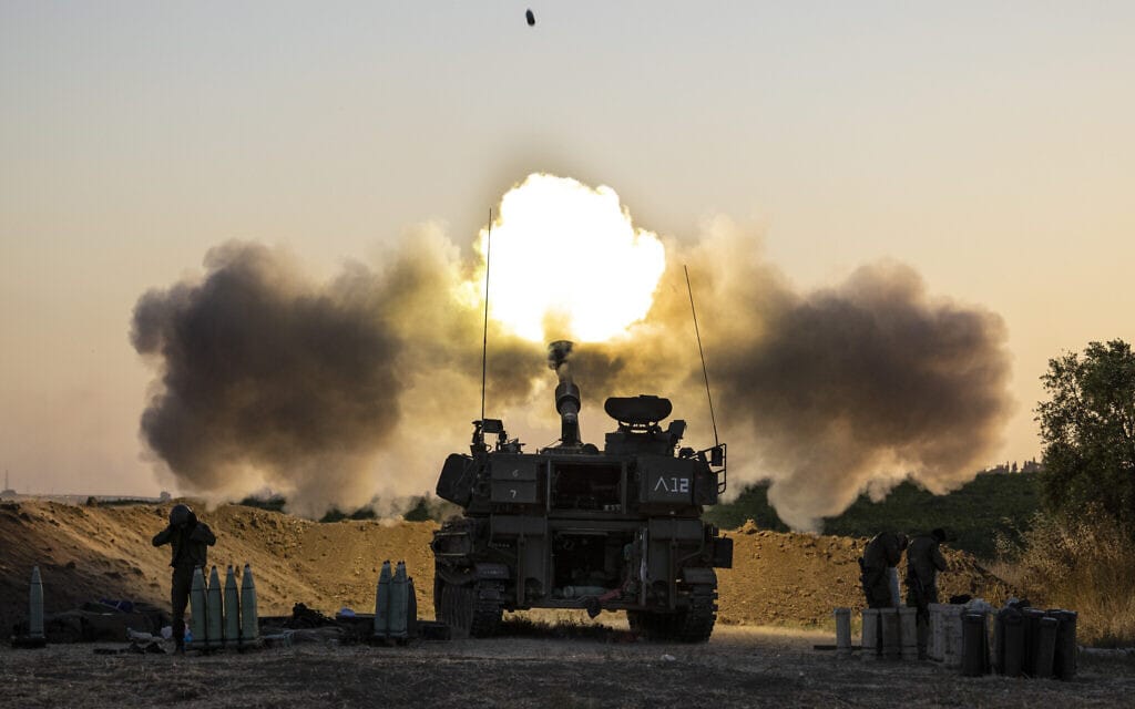 יחידת שריון ישראלית יורה פגזים אל עבר מטרות בעזה, 19 במאי 2021 (צילום: AP Photo/Tsafrir Abayov)