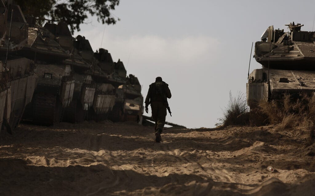 כוחות של צה&quot;ל בהמתנה על הגבול עם רצועת עזה, 20 במאי 2021 (צילום: AP Photo/Maya Alleruzzo)