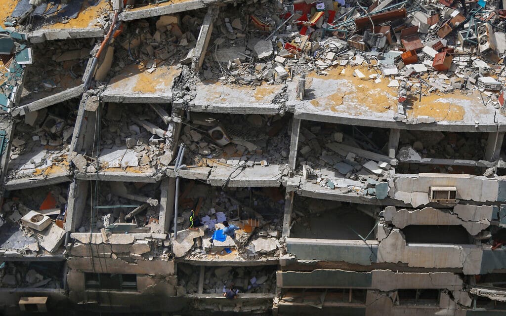 מה שנותר מבניין אל-ג'לאא, שאיכלס בין היתר גם את אל ג'זירה ואיי-פי, בעיר עזה, 21 במאי 2021 (צילום: AP Photo/Hatem Moussa)