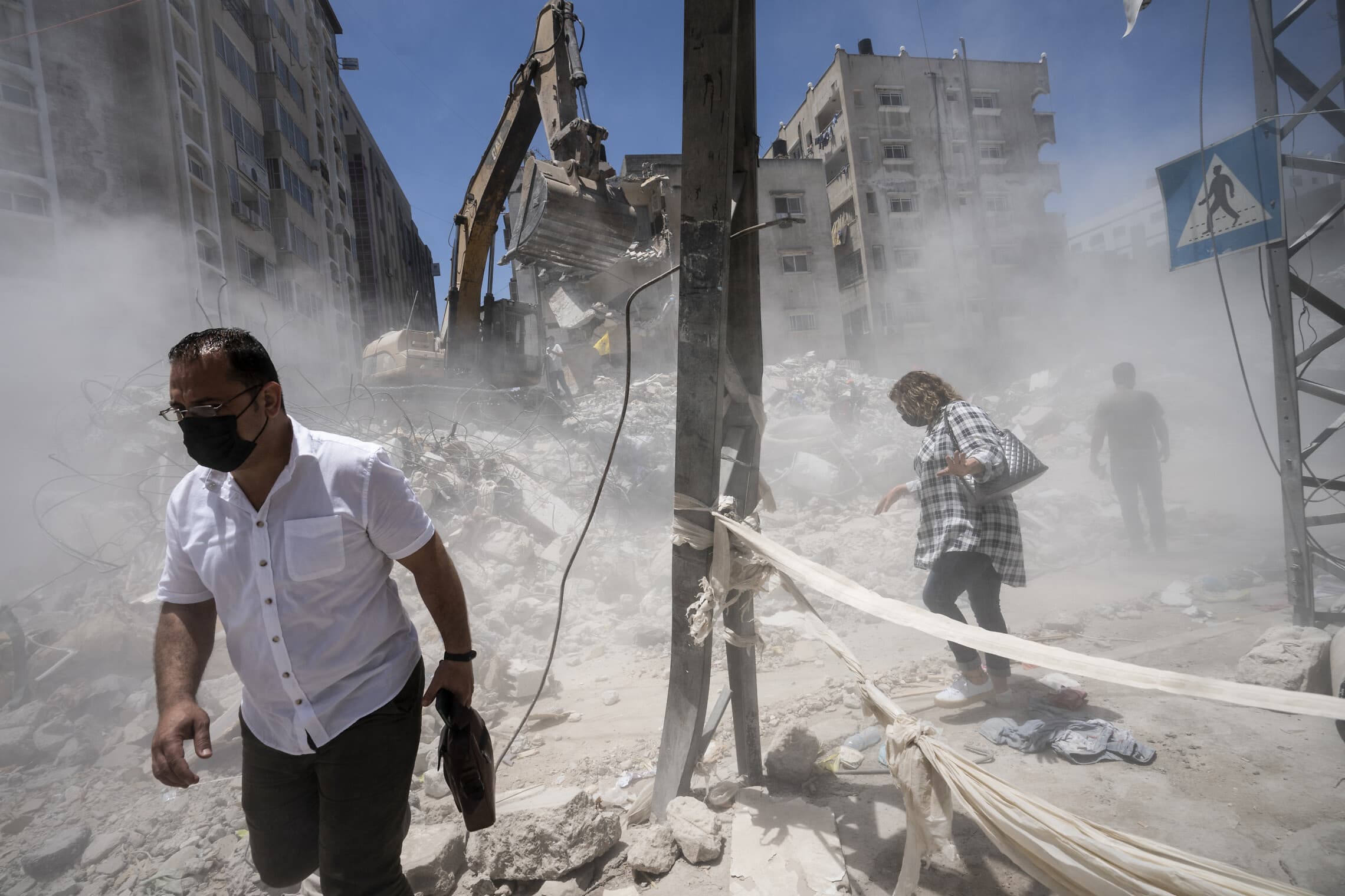 פלסטינים בוחנים את ההריסות בעיר עזה אחרי סיום מבצע &quot;שומר החומות&quot;, 27 במאי 2021 (צילום: AP Photo/John Minchillo)