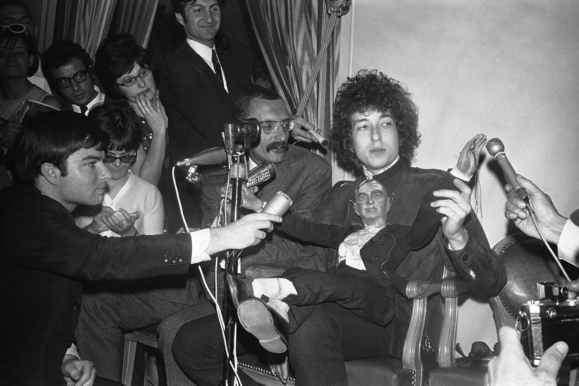 בוב דילן במסיבת עיתונאים במלון ג&#039;ורג&#039; החמישי בפריז, צרפת, ב-23 במאי 1966 (צילום: AP Photo/Pierre Godot)