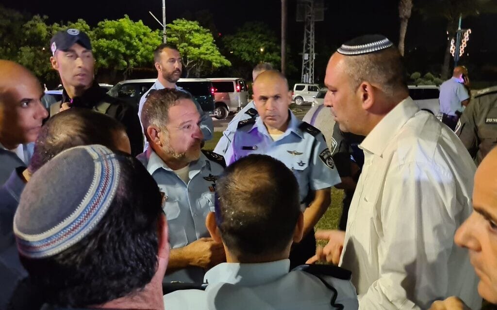 ראש עיריית לוד יאיר רביבו (מימין) עם המפכ"ל קובי שבתאי, 11 במאי 2021 (צילום: צילום מסך, חדשות 12) ראש עיריית לוד יאיר רביבו (מימין) עם המפכ"ל קובי שבתאי, 11 במאי 2021 (צילום: צילום מסך, חדשות 12)