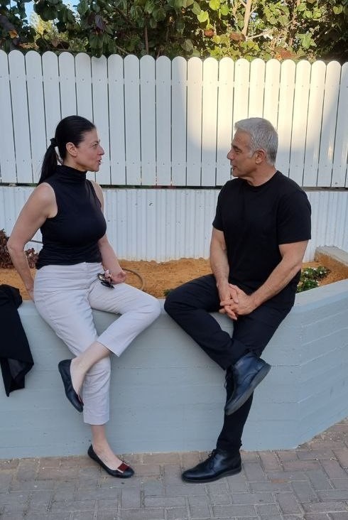 יאיר לפיד ומרב מיכאלי בפגישה מחוץ לביתו של לפיד בתל אביב, 23 במאי 2021
