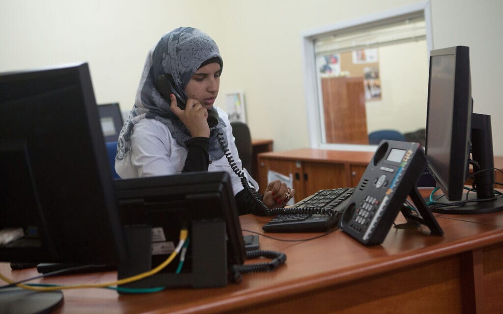 ישראלית בדואית עובדת במשרד. אילוסטרציה. למצולמת אין קשר לנאמר בכתב (צילום: מרים אלסטר/פלאש90)