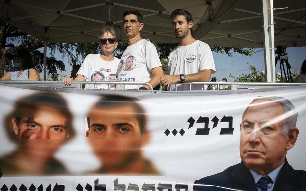 בני משפחתו של הדר גולדין בהפגנת מחאה ביום השנה השישי לנפילתו והעדרו של בנם סרן הדר גולדין, 2 ביולי 2020 (צילום: אוליבייה פיטוסי/פלאש90)