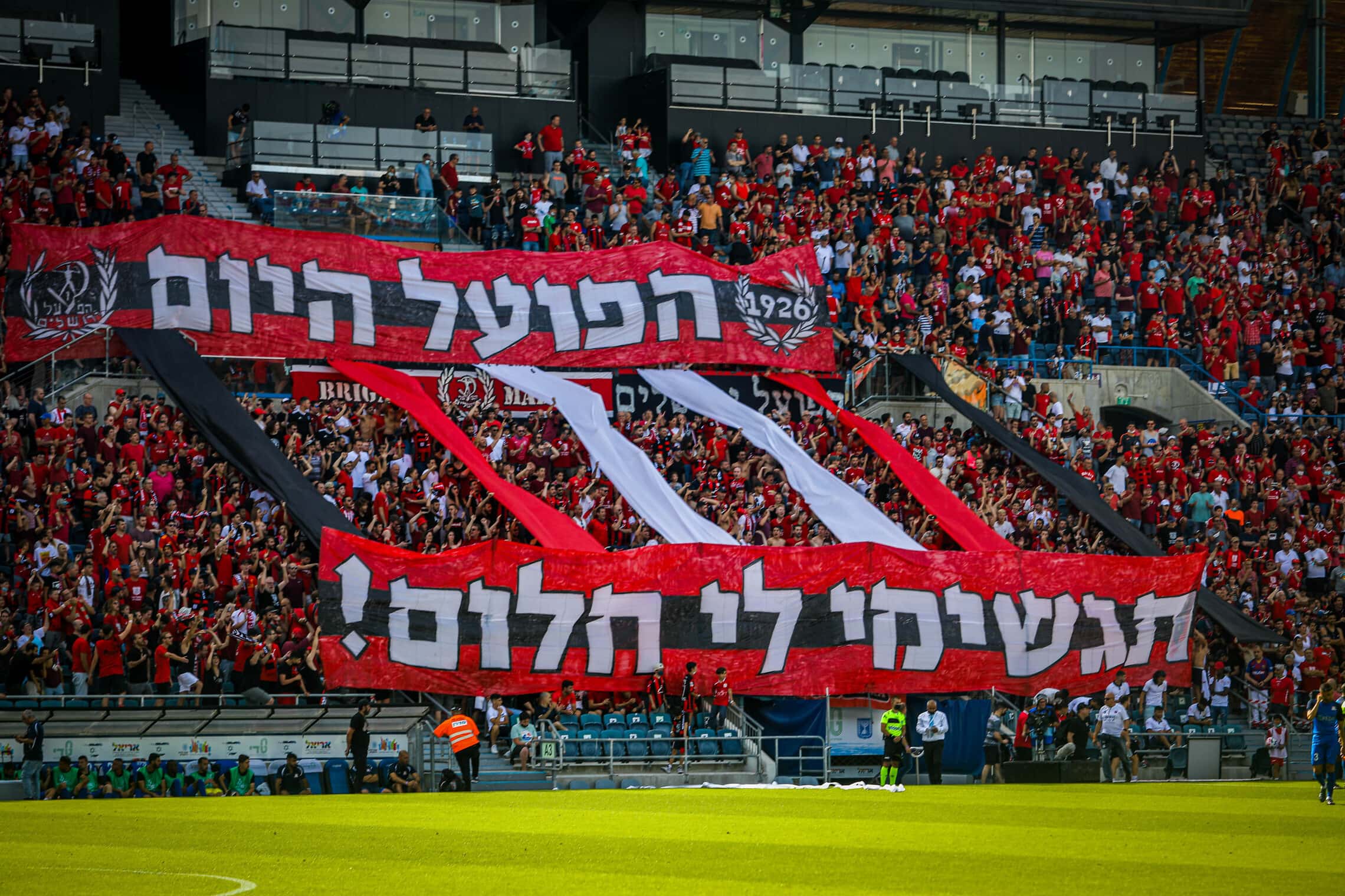 יציע האוהדים במשחק המכריע בין הפועל ירושלים וסקציה נס ציונה באצטדיון טדי, 30 באפריל 2021 (צילום: פלאש90)