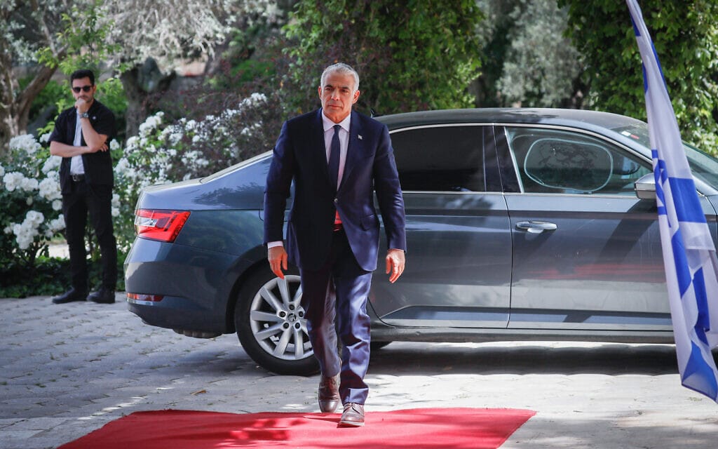יאיר לפיד מגיע לבית הנשיא לקבל את המנדט להרכבת הממשלה, מאי 2021 (צילום: אוליבייה פיטוסי/פלאש90)