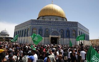 דגלי חמאס ומחאה נגד פינוי תושבים בשיח ג'ראח בהר הבית, 7 במאי 2021 (צילום: Jamal Awad/Flash90) דגלי חמאס ומחאה נגד פינוי תושבים בשיח ג'ראח בהר הבית, 7 במאי 2021 (צילום: Jamal Awad/Flash90)