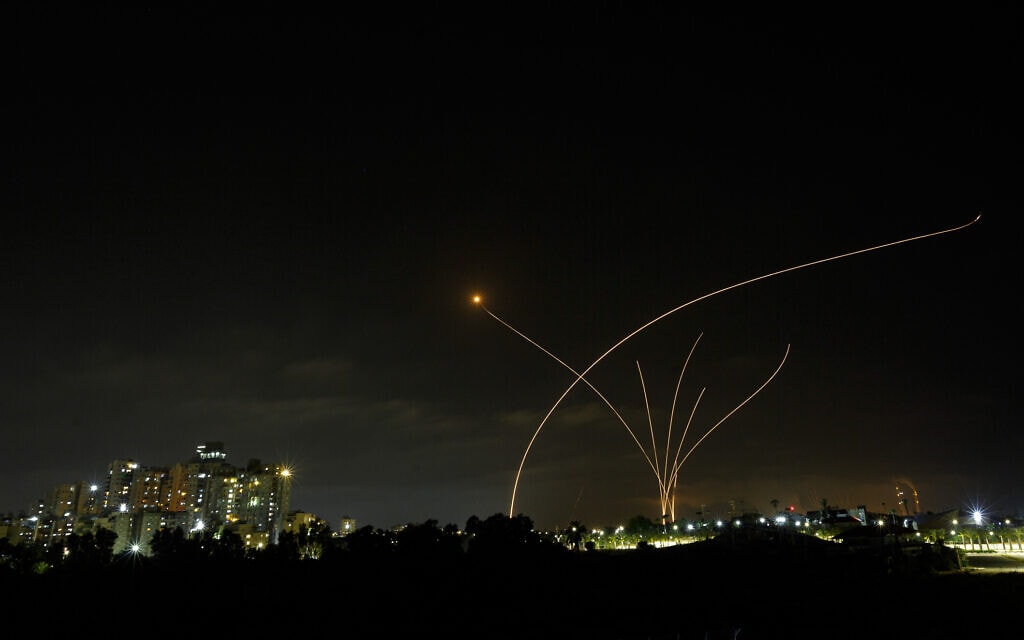 כיפת ברזל מיירטת רקטות שנורו מרצועת עזה לעבר אשקלון, 10 במאי 2021 (צילום: אדי ישראל/פלאש90)