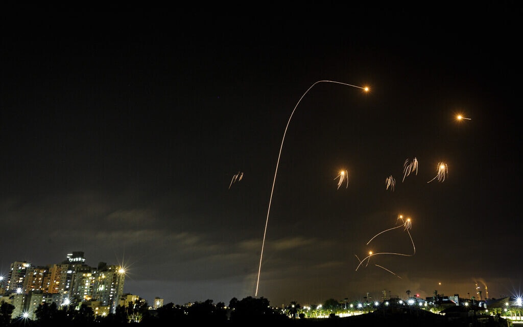 כיפת ברזל מיירטת רקטות שנורו מרצועת עזה לעבר אשקלון, 10 במאי 2021 (צילום: אדי ישראל/פלאש90)