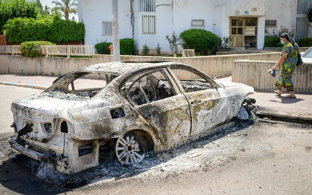 מכונית שרופה בלוד, 12 במאי 2021 (צילום: אבשלום ששוני/פלאש90)