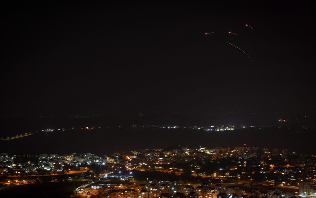 רקטות שנורו מעזה לישראל כפי שנראו מבית שמש, 12 במאי 2021 (צילום: נתי שוחט / פלאש 90) רקטות שנורו מעזה לישראל כפי שנראו מבית שמש, 12 במאי 2021 (צילום: נתי שוחט / פלאש 90)