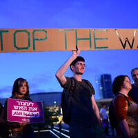 הפגנה נגד אלימות ובעד דו-קיום בכיכר הבימה בתל אביב, 15 במאי 2021 (צילום: תומר נויברג/פלאש90)