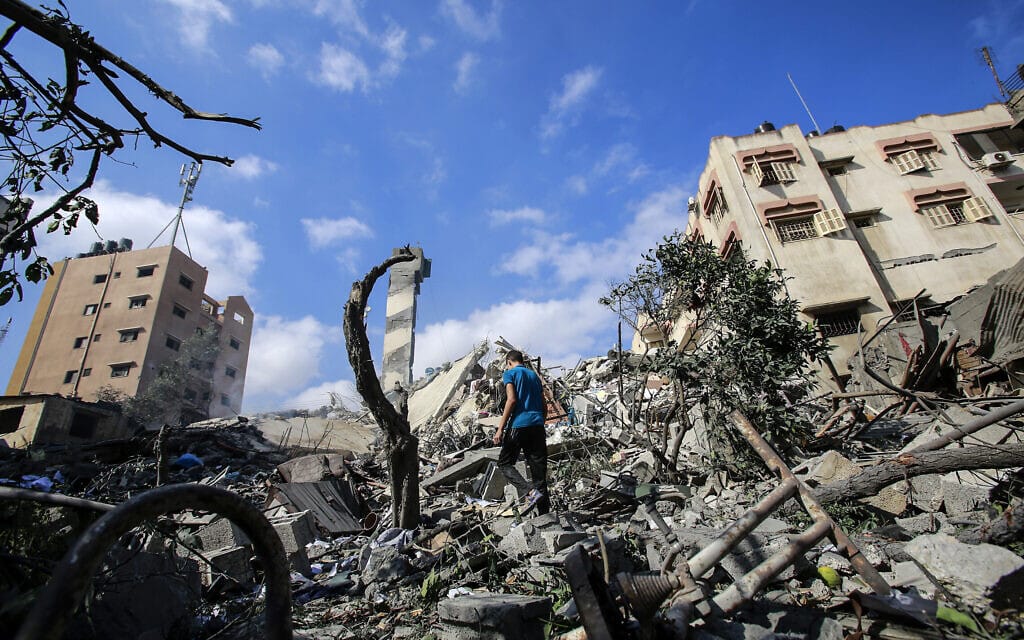 בקרת נזקים בעיר עזה אחרי הפצצה של חיל האוויר, 18 במאי 2021 (צילום: Atia Mohammed/Flash90)