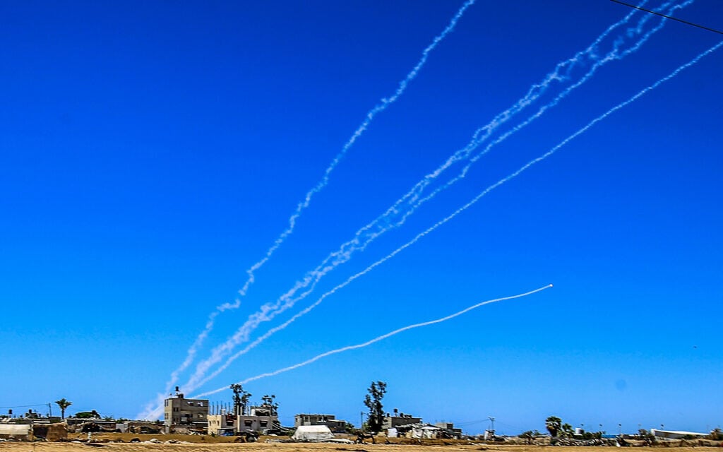 שיגור רקטות לישראל, מבט מרפיח שבדרום הרצועה, 18 במאי 2021 (צילום: Abed Rahim Khatib/Flash90)