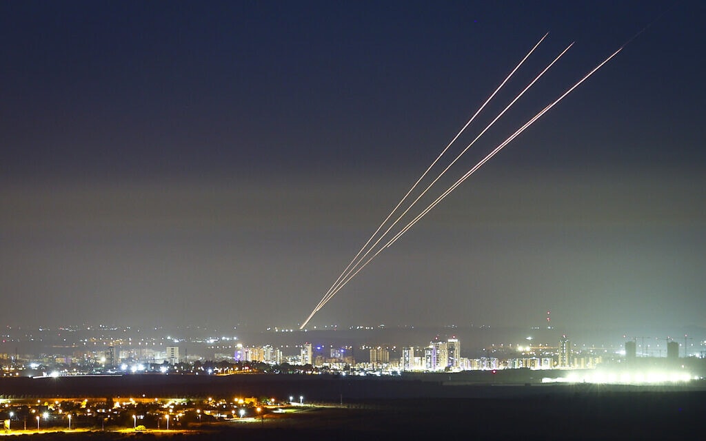 רקטות שנורו מרצועת עזה לישראל, כפי שנראו מקריית גת, 18 במאי 2021 (צילום: נתי שוחט, פלאש 90)