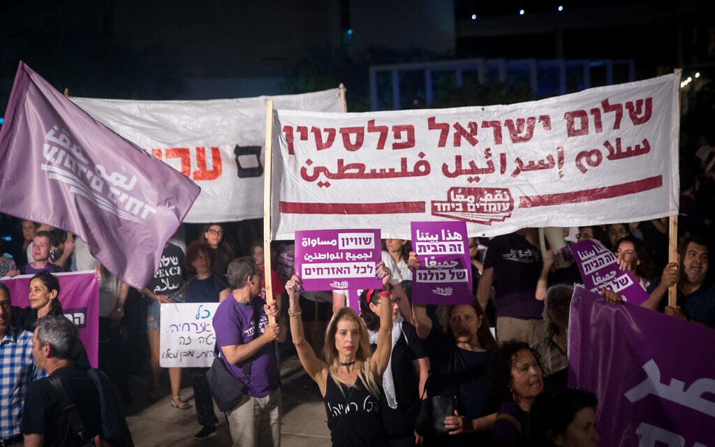 הפגנה נגד אלימות ובעד דו-קיום בכיכר הבימה בתל אביב, 22 במאי 2021 (צילום: מרים אלסטר/פלאש90)