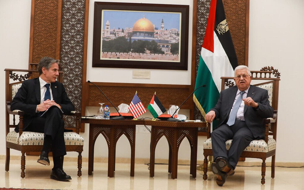 ראש הרשות הפלסטינית מחמוד עבאס ושר החוץ האמריקאי אנתוני בלינקן בפגישה ברמאללה, 25 במאי 2021 (צילום: פלאש90)