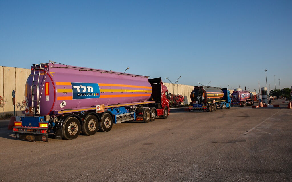 משאיות דלק ודיזל מישראל עושות את דרכן לרצועתעזה, במעבר הגבול כרם שלום, 27 במאי 2021 (צילום: פלאש90)