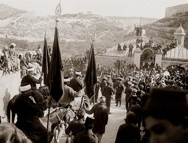 מוסלמים עולים לרגל לנבי מוסא בירושלים באפריל 1920