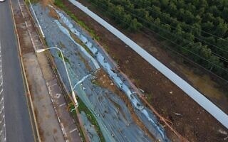 אסבסט חשוף בשולי כביש 89 (צילום: דב משה) אסבסט חשוף בשולי כביש 89 (צילום: דב משה)