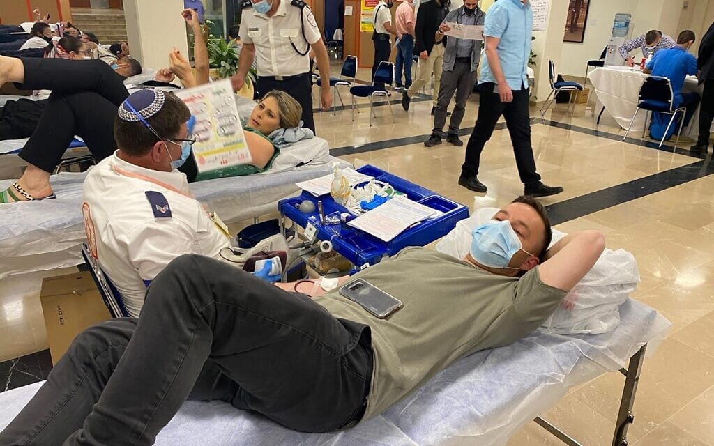 עובדי וחברי הכנסת משתתפים במאמץ הלאומי לסייע לפצועי האסון במירון, בשיתוף מד"א. משמאל: טל שניידר, תורמת את חלקה, 3 במאי 2021 (צילום: נועם מושקוביץ / דוברות הכנסת) עובדי וחברי הכנסת משתתפים במאמץ הלאומי לסייע לפצועי האסון במירון, בשיתוף מד"א. משמאל: טל שניידר, תורמת את חלקה, 3 במאי 2021 (צילום: נועם מושקוביץ / דוברות הכנסת)