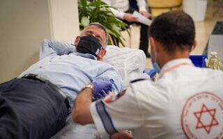 ח"כ יאיר גולן ממרצ תורם דם במשכן הכנסת, 3 במאי 2021 (צילום: נועם מושקוביץ/דוברות הכנסת) ח"כ יאיר גולן ממרצ תורם דם במשכן הכנסת, 3 במאי 2021 (צילום: נועם מושקוביץ/דוברות הכנסת)