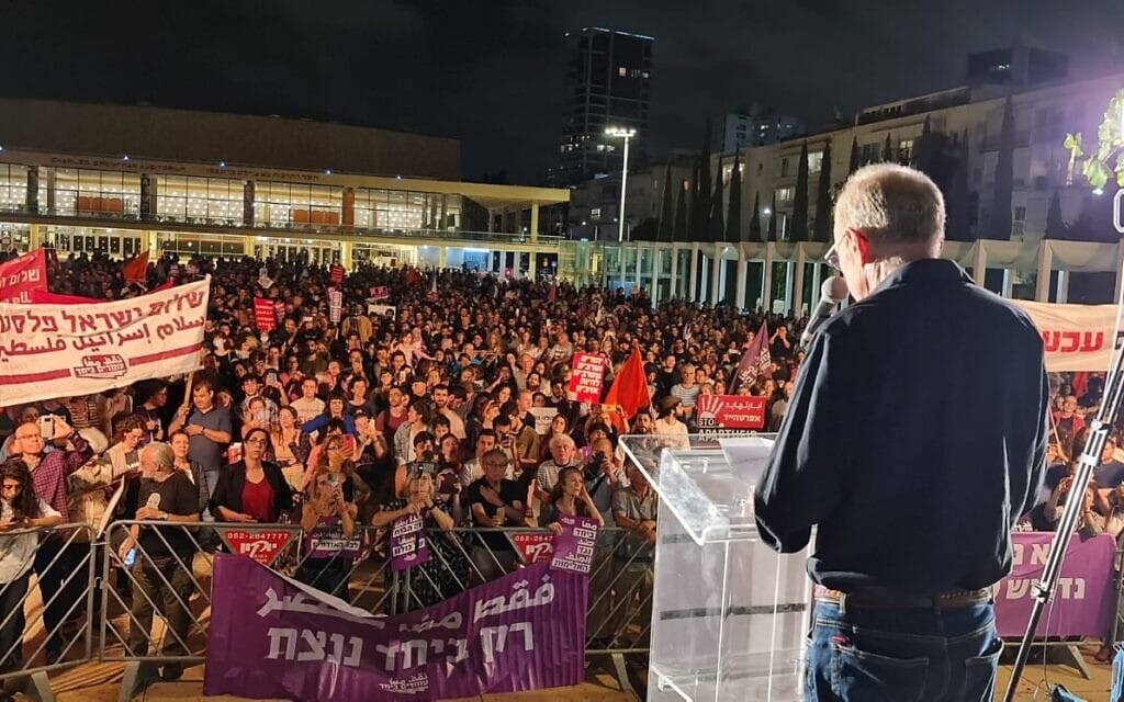 דוד גרוסמן בעצרת של עומדים ביחד וארגונים נוספים בככר הבימה בתל אביב, 22 במאי 2021 (צילום: תומר נויברג / עומדים ביחד)