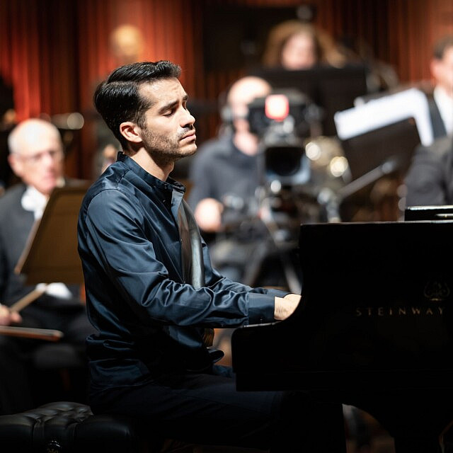 חואן פרז פלוריסטן מנגן בתחרות רובינשטיין לפסנתר בישראל, מאי 2021 חואן פרז פלוריסטן מנגן בתחרות רובינשטיין לפסנתר בישראל, מאי 2021