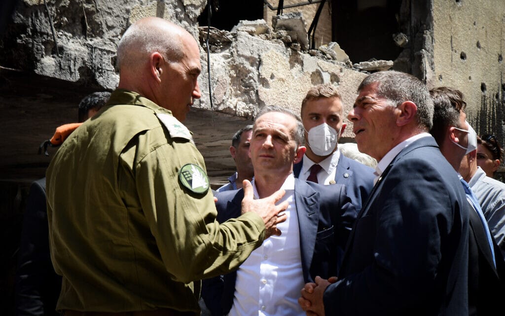 שר החוץ הגרמני הייקו מאס במקום פגיעת רקטה בפתח תקווה, 20.5.2021 (צילום: אבשלום ששוני, פלאש 90) שר החוץ הגרמני הייקו מאס במקום פגיעת רקטה בפתח תקווה, 20.5.2021 (צילום: אבשלום ששוני, פלאש 90)