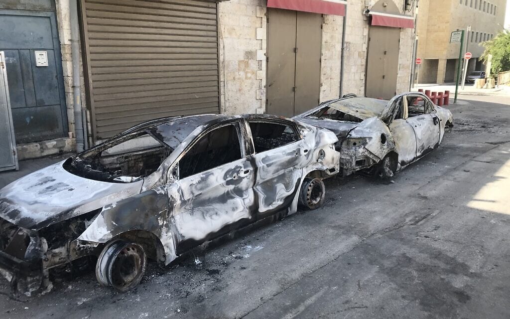 מכוניות שרופות בלוד, 11 במאי 2021 (צילום: אמיר בן-דוד)